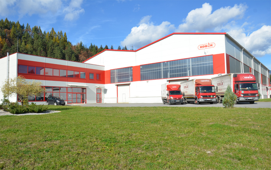 Vue extérieure de l'usine de fabrication de foyers KOBOK.